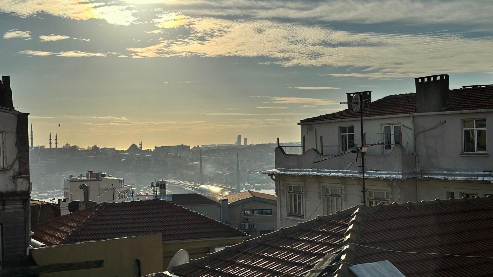 Snog Rooms & Suites Isztambul Szoba fotó View of the city from the top of the building
