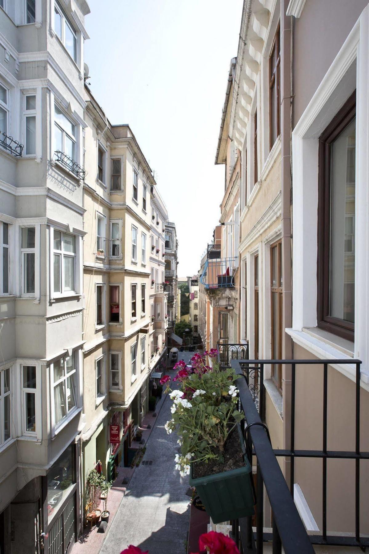 Snog Rooms & Suites Isztambul Kültér fotó Typical street in the quarter